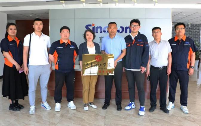 Qilu Institute of Technology and Shandong Shenlan Machine Co., Ltd. held the signing and awarding ceremony of school-enterprise cooperation